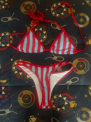 Bikini SHEIN rayas azules y rojas Talla M