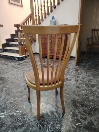 Silla de madera con asiento marrón