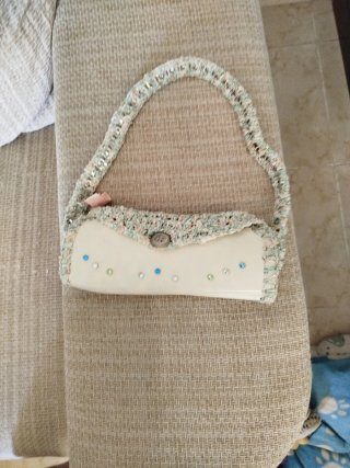 Bolso blanco roto con asa de colores