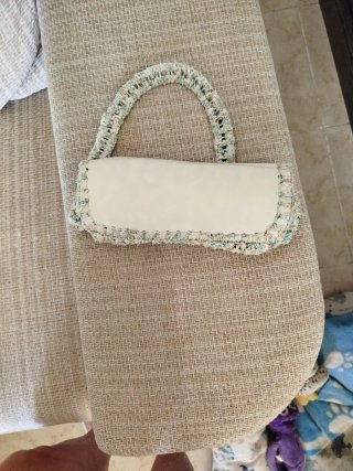 Bolso blanco roto con asa de colores