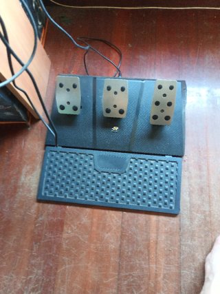 Volante Thrustmaster con cambio y pedales