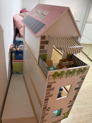 Casa de muñecas de madera con accesorios