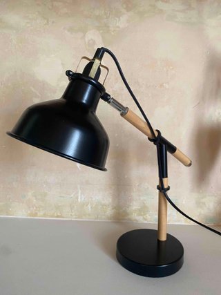 Lámpara de mesa negra y madera
