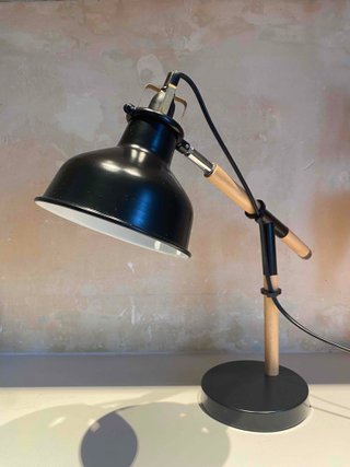 Lámpara de mesa negra y madera