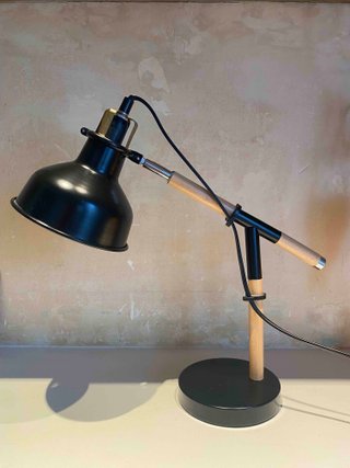 Lámpara de mesa negra y madera