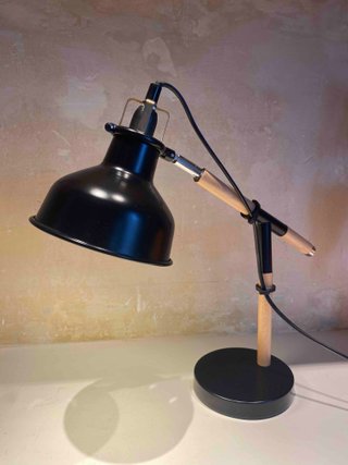 Lámpara de mesa negra y madera