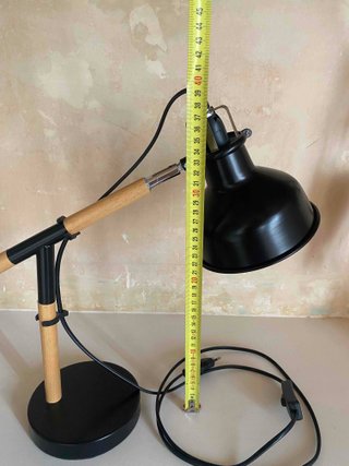 Lámpara de mesa negra y madera