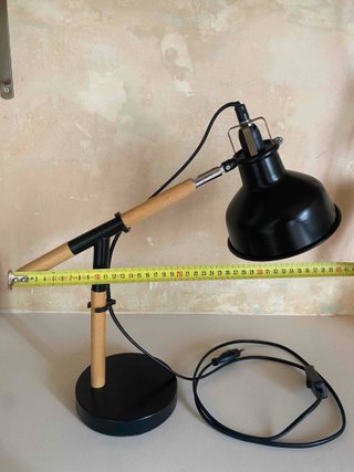 Lámpara de mesa negra y madera