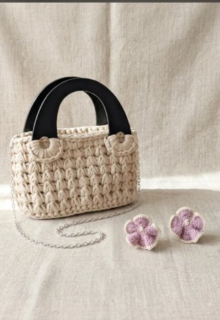 Bolso tejido beige con pendientes flor morada