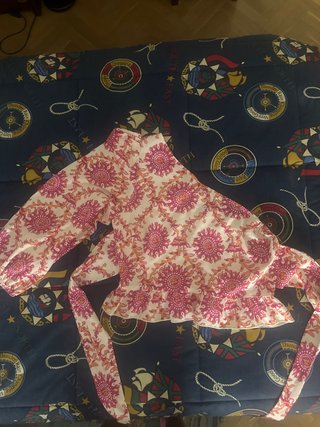 Camiseta asimétrica floral manga larga