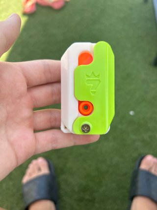 Cuchillo de juguete naranja y verde
