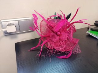 Tocado rosa de flor y plumas