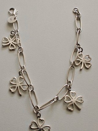 Pulsera plata de ley con tréboles de la suerte