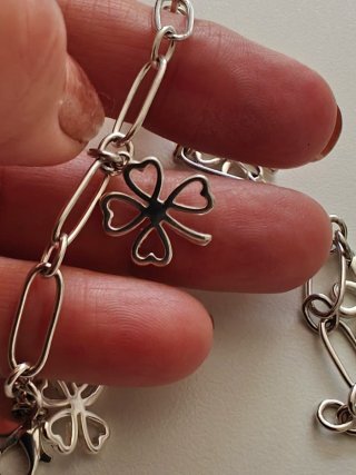 Pulsera plata de ley con tréboles de la suerte