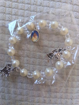 Lote 3 Pulseras religiosas perlas y dijes