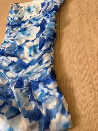 Vestido corto floral azul y blanco
