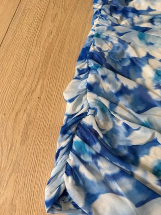 Vestido corto floral azul y blanco