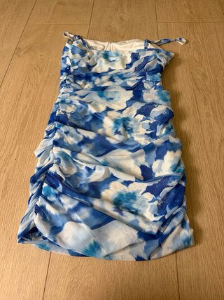 Vestido corto floral azul y blanco