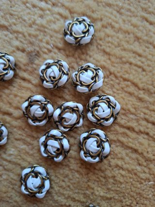12 Botones Flor Blanca y Dorada CHANEL