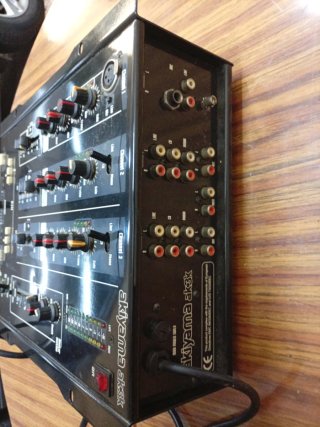 Mesa de mezclas DJ Akiyama AK3K