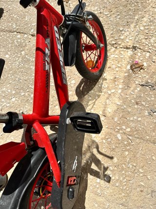 Bicicleta infantil roja 2-4 años