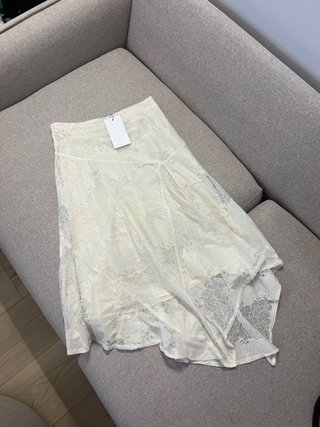 Falda encaje asimétrica Zara Talla XS y S