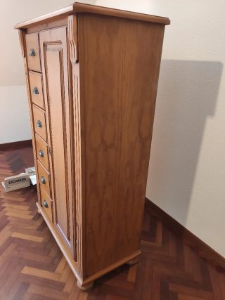 Cómoda de madera con cajones