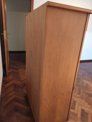 Cómoda de madera con cajones