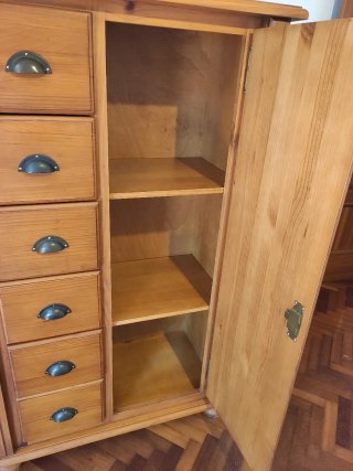 Cómoda de madera con cajones