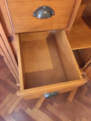 Cómoda de madera con cajones