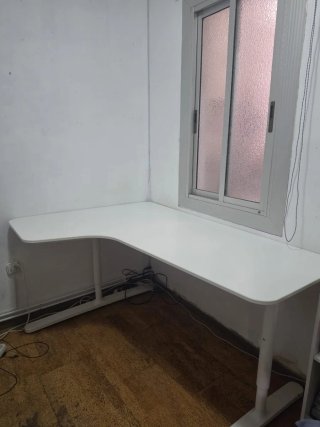 Mesa de escritorio blanca angular