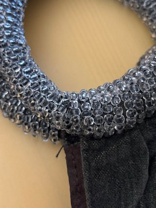 Bolso de mano con pedrería y flecos