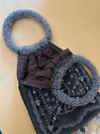 Bolso de mano con pedrería y flecos