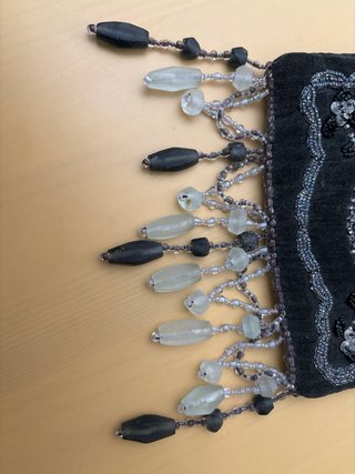 Bolso de mano con pedrería y flecos