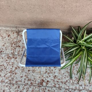 Silla plegable azul y amarilla