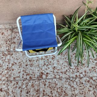 Silla plegable azul y amarilla