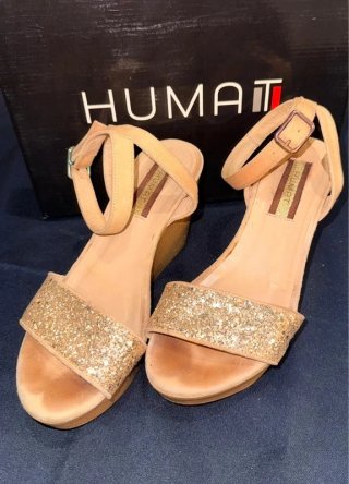 Sandalias cuña Humat beige y doradas