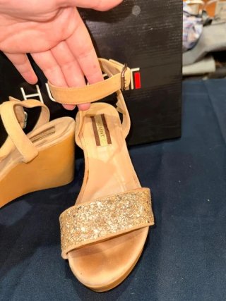 Sandalias cuña Humat beige y doradas