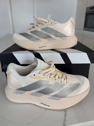 Zapatillas Adidas Beige y Plata