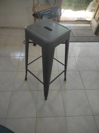 Taburete de bar gris metálico