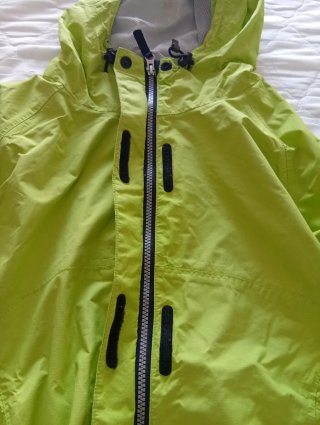 Chubasquero verde fosforito con capucha Talla L