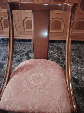 Silla de madera con asiento de tela