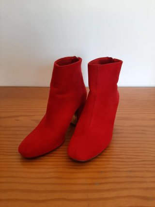Botines rojos de tacón.