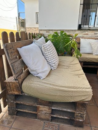 Sofá y mesa de palets para terraza