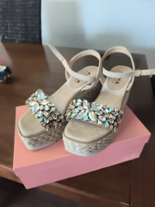Sandalias Alma en Pena Beige y Doradas