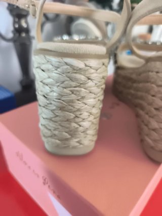Sandalias Alma en Pena Beige y Doradas