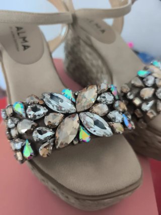 Sandalias Alma en Pena Beige y Doradas