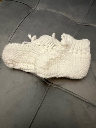 Patucos de bebé blancos tejidos