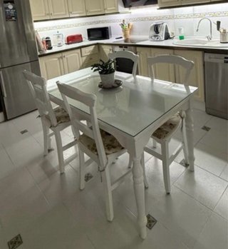 Mesa de cocina blanca con 4 sillas