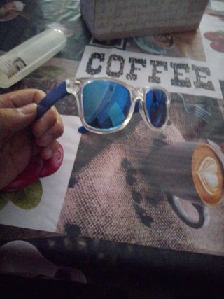 Gafas de sol transparentes y azules